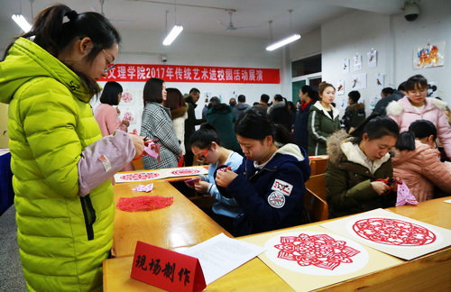 色彩絢麗、喜氣洋洋的活動(dòng)現(xiàn)場