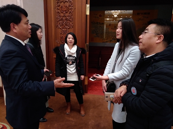 新聞發(fā)布會現(xiàn)場，多家媒體記者采訪賀瑞虎書記