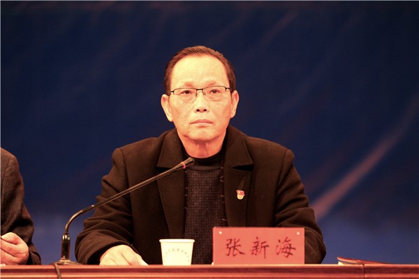 副校長(zhǎng)、工會(huì)主席張新海宣讀表彰文件