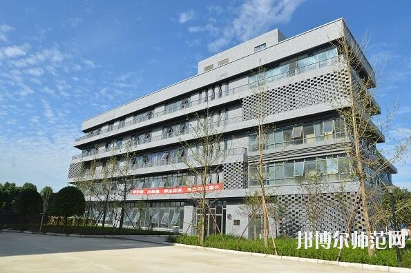 成都青蘇職業(yè)幼兒師范中專學校2018年報名條件、招生對象