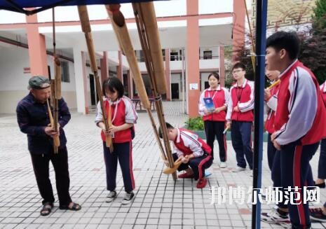 學(xué)費(fèi)對(duì)于家長(zhǎng)們來說，會(huì)在了解學(xué)校之前自己確定好學(xué)費(fèi)的范圍，這樣就以這個(gè)目標(biāo)來衡量學(xué)校，但是有的家長(zhǎng)其實(shí)是更關(guān)心學(xué)校的安全這些，很擔(dān)心學(xué)生在學(xué)校沒有安全保障，所以小編就準(zhǔn)備了臺(tái)江幼兒師范中等職業(yè)學(xué)校收費(fèi)情況，供與參考。 臺(tái)江幼兒師范中等職業(yè)學(xué)校收費(fèi)標(biāo)準(zhǔn) 住宿費(fèi)500元/學(xué)年、書本費(fèi)400元/學(xué)年,合計(jì)繳費(fèi)900元。 建檔立卡戶享受“三免兩補(bǔ)”(免學(xué)費(fèi)、免(補(bǔ))住宿費(fèi)、免(補(bǔ))書費(fèi)，國(guó)家助學(xué)金、專項(xiàng)助學(xué)金) 臺(tái)江幼兒師范中等職業(yè)學(xué)校開展7月主題黨日系列活動(dòng) 1921.7 ~ 2019.7 篳路藍(lán)縷，砥礪前行 初心不忘，邁向復(fù)興 98年，對(duì)于一個(gè)人，也許很漫長(zhǎng); 對(duì)于一個(gè)國(guó)家，彈指一揮間; 對(duì)于一個(gè)政黨，恰是風(fēng)華正茂! 今年，黨的98歲生日， 我們熱烈慶祝中國(guó)共產(chǎn)黨98周年快樂! 6月10日晚,我校第一屆校園“十佳歌手”比賽暨歌唱祖國(guó)獻(xiàn)禮70周年決賽在演播廳拉開序幕。 來自學(xué)校不同專業(yè)的19位同學(xué)引吭高歌，歌唱祖國(guó)。比賽期間高潮迭起，精彩紛呈。選手們?cè)谖枧_(tái)上活力四射，盡顯職校學(xué)生魅力。 近一個(gè)半小時(shí)的角逐，“十佳歌手”終于誕生。張帆校長(zhǎng)、金海清副校長(zhǎng)親自為獲獎(jiǎng)學(xué)生頒發(fā)榮譽(yù)證書。頒獎(jiǎng)結(jié)束后，全體同學(xué)用一曲《我和我的祖國(guó)》獻(xiàn)禮祖國(guó)70周年，唱出對(duì)黨和祖國(guó)的熱愛。 6月24日，我校黨支部書記、校長(zhǎng)張帆，黨支部副書記趙明珠走訪慰問貧困學(xué)生姜發(fā)才，張帆校長(zhǎng)仔細(xì)詢問姜發(fā)才在杭州的學(xué)習(xí)和生活情況，希望姜發(fā)才在杭州繼續(xù)努力學(xué)習(xí)，認(rèn)真做好即將開展的頂崗實(shí)習(xí)工作，學(xué)好技能走出大山，通過自己的努力改變自己和家庭的命運(yùn)，最后，張帆校長(zhǎng)代表臺(tái)江職校黨支部及全體師生將6000元愛心捐款交到了姜發(fā)才伯母手中。 6月28日，我校黨支部書記、校長(zhǎng)張帆，黨支部副書記趙明珠走慰問貧困學(xué)生姜非明、姜非林(兩人為雙胞胎，孤兒)。張帆校長(zhǎng)親自為兩位同學(xué)送去新衣服，并詳細(xì)了解學(xué)生的家庭情況，與其監(jiān)護(hù)人進(jìn)行溝通和交流，將一千多元資助金交到學(xué)生監(jiān)護(hù)人手中，以增強(qiáng)其克服困難的信心。 6月28日，臺(tái)江職校黨支部圍繞脫貧攻堅(jiān)工作，開展走訪慰問，送溫暖、送服務(wù)活動(dòng)，幫助特困黨員、老黨員等解決工作中的實(shí)際困難和生活問題，走訪慰問幫扶村、看望我校脫貧攻堅(jiān)駐村干部，為南省村村委送去兩箱辦公室打印用紙，為南省村貧困黨員、臺(tái)江職校困難黨員、老黨員送去食用油、大米等慰問品。 張帆校長(zhǎng)致辭，回顧黨支部工作并對(duì)奮斗在各工作崗位上的黨員表示感謝，同時(shí)向全體黨員提出要求， 他表示，全體黨員要把加強(qiáng)黨的思想理論建設(shè)放在第一位，要加強(qiáng)黨性修養(yǎng)，不斷提高自身素質(zhì)，要加強(qiáng)作風(fēng)建設(shè)，提高教育教學(xué)質(zhì)量。 “我志愿加入中國(guó)共產(chǎn)黨，擁護(hù)黨的綱領(lǐng)，遵守黨的章程……隨時(shí)準(zhǔn)備為黨和人民犧牲一切，永不叛黨!”7月1日，臺(tái)江職校全體黨員干部在退休黨員歐德耀同志帶領(lǐng)下，面對(duì)莊嚴(yán)的黨旗，整齊列隊(duì)，重溫入黨誓詞。 黨支部副書記趙明珠組織全體黨員學(xué)習(xí)習(xí)近平總書記在學(xué)校思想政治理論課教師座談會(huì)上的重要講話精神。 熊金江副校長(zhǎng)宣讀《臺(tái)江職校關(guān)于“七一”表彰優(yōu)秀黨員、黨齡“逢十”黨員的決定》。 張帆校長(zhǎng)為優(yōu)秀黨員、黨齡“逢十”黨員頒發(fā)榮譽(yù)證書 系列活動(dòng)在雄壯的《國(guó)際歌》中落下帷幕，歌聲鏗鏘有力，革命精神代代傳遞，美好的生活共同憧憬。 九十八年，崢嶸歲月， 九十八年，輝煌歷程。 今天的我們揮舞著前輩們的偉大旗幟 ,追隨著那從未熄滅的明燈,沖鋒陷陣,高揚(yáng)風(fēng)帆,向著那彼岸,向著那未來更加執(zhí)著而勇敢地前進(jìn), 前進(jìn) ,前進(jìn)! 不是所有的中專學(xué)校都會(huì)根據(jù)分?jǐn)?shù)來錄取的，有的學(xué)校錄取是根據(jù)專業(yè)的招生要求面試錄取學(xué)生。其實(shí)現(xiàn)在學(xué)生想要升學(xué)有很多的通道，只是在家長(zhǎng)和學(xué)生的觀念里，只有通過了高考或者中考是最好的，但是現(xiàn)在利用專業(yè)課程同樣也是能升學(xué)的。 家長(zhǎng)在了解學(xué)校的學(xué)費(fèi)時(shí)也是要注意學(xué)校的學(xué)費(fèi)中間是穿插了各種的助學(xué)政策、減免政策、免學(xué)費(fèi)政策還有學(xué)校的獎(jiǎng)學(xué)金政策，家長(zhǎng)們把這些了解清楚了就可以幫助自己前進(jìn)一部分的學(xué)費(fèi)。