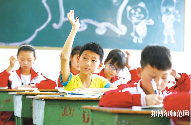 其實這個問題要看你怎么去想。對于文化成績優(yōu)秀的學(xué)生來說，上幼師學(xué)?？隙ň筒恢档昧?而文化成績不是很理想的學(xué)生來說，上幼師學(xué)校就是一個不錯的機會。所以學(xué)生怎么選擇學(xué)校，就要看學(xué)生自己的情況了，畢竟每一個人的情況都是不一樣的。幼師學(xué)校主要是以專業(yè)知識以及技能為主的學(xué)校，為學(xué)生提供學(xué)習(xí)的平臺。  六盤水民族職業(yè)技術(shù)幼兒師范學(xué)校 六盤水市民族職業(yè)技術(shù)學(xué)校(簡稱“六盤水民族職業(yè)技術(shù)幼兒師范學(xué)校”)的前身始建于1986年，并于1990年與六盤水市民族學(xué)校合并。93年更名為六盤水市民族職業(yè)技術(shù)學(xué)校。20多年的辦學(xué)實踐中，取得了不少成就，得到社會的認(rèn)可。  但普通教育與職業(yè)教育合并辦學(xué)的許多弊端在日積月累中不斷的突現(xiàn)。2009年市委、市政府及市教育局等相關(guān)單位經(jīng)過反復(fù)調(diào)研，多方論證，決定在原商財校校址(八一路50號，軍分區(qū)往上150米)新籌建六盤水民族職業(yè)技術(shù)學(xué)校，使之成為一所獨立的國家級重點職業(yè)學(xué)校，并于2009年秋季招生辦學(xué)。  辦學(xué)規(guī)模  學(xué)校占地面積45356平方米，校園建筑面積17260平方米，現(xiàn)有兩幢教學(xué)樓，共34個教室。一幢大連市政府援建的圖書樓、一幢辦公樓、一幢學(xué)生宿舍、兩個學(xué)生食堂、一個340米跑道足球場、1個珍珠球場、兩個蹴球場和4個籃球場。  獲得榮譽  1997年被評為貴州省重點職業(yè)高中，1999年被評為國家級重點職業(yè)高中，2004年7月通過國家級重點職業(yè)高中評估專家復(fù)評。是貴州省現(xiàn)代教育技術(shù)實驗學(xué)校;貴州省少數(shù)民族傳統(tǒng)體育項目訓(xùn)練基地。全國計算機等級考試點及培訓(xùn)點、貴州省國家第64職業(yè)技能鑒定所、計算機高新技術(shù)考試站、貴州省公務(wù)員計算機應(yīng)用中級培訓(xùn)點、六盤水市財政局會計從業(yè)資格考前培訓(xùn)點及會計技術(shù)教育培訓(xùn)點，勞動與社會保障局下崗職工再就業(yè)培訓(xùn)點，貴州省公務(wù)員電子政務(wù)培訓(xùn)點等。  報名條件  1、身心健康，品德良好。  2、積極向上，積極學(xué)習(xí)。  3、遵紀(jì)守法，品行端正，無不良行為，有上進(jìn)心。  報名方式  凡符合學(xué)校招生條件的學(xué)生持戶口簿、身份證、2張一寸彩色照片到學(xué)校招生就業(yè)辦公室報名。高中畢業(yè)生可在學(xué)校網(wǎng)站上報名。  注意事項  1、新生報名時帶好戶口簿或者身份證原件(或復(fù)印件)，及相關(guān)費用到學(xué)校招生辦報名，并鑒定就業(yè)合同和優(yōu)惠入學(xué)協(xié)議。  2、報名時間：從即日起，到各專業(yè)名額報滿為止。  3、新生開校報到時請帶好戶口本、本人身份證原件，相關(guān)困難證明及交費收據(jù)。  初中畢業(yè)生想要自己以后將來有個好的工作，就要靠自己的努力，學(xué)習(xí)一門比較熱門的專業(yè)去，認(rèn)真的學(xué)習(xí)，將來你才有一個穩(wěn)定的工作，穩(wěn)定的收入，以上是小編為同學(xué)們推薦的關(guān)于幼師學(xué)校的基本介紹，希望對同學(xué)們有所幫助，欲知更多學(xué)校詳情，請關(guān)注邦博爾幼師學(xué)校招生網(wǎng)。