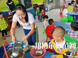 遵義2020年幼師學(xué)校有哪些科目?我們知道幼師專業(yè)是屬于一個學(xué)習(xí)內(nèi)容比較多的專業(yè)，因為是小朋友的啟蒙階段，同學(xué)們自己在報讀本專業(yè)的時候很多的同學(xué)都不知道到底是學(xué)一些什么?于是都來問道小編，小編就來給大家說一下關(guān)于學(xué)?？颇康氖虑榕?。  幼師學(xué)校學(xué)習(xí)專業(yè)課程 1、幼兒教育學(xué)  了解現(xiàn)代教育、幼兒教育的新觀念、新思想、新信息，結(jié)合我國幼兒教育改革中的新問題、新情況，將理論的闡述和幼兒教育實踐中的問題結(jié)合起來，進(jìn)行具體分析和指導(dǎo)。  2、幼兒心理學(xué)  了解幼兒的認(rèn)知和言語發(fā)展的特點和規(guī)律、幼兒的情緒、個性與社會性發(fā)展的關(guān)系及幼兒的活動心里。能依據(jù)幼兒特點，利用所學(xué)相關(guān)知識，初步具備幼兒園基層崗位幼兒教師的工作能力。培養(yǎng)學(xué)生具有誠實守信、善于溝通和合作的品質(zhì)。  3、幼師英語  根據(jù)幼師學(xué)生的英語水平和專業(yè)特點，從聽、說、讀、寫四個方面全方位的培養(yǎng)學(xué)生，讓學(xué)生掌握基本語法知識、語音知識、日常用語，提高學(xué)生的口語交際技能和綜合閱讀、寫作能力。讓學(xué)生在學(xué)習(xí)過程中發(fā)展綜合語音運用能力，提高人文素養(yǎng)，增強(qiáng)實踐能力，培養(yǎng)創(chuàng)新精神。  4、幼兒園組織與管理  讓學(xué)生了解幼兒園組織與管理的基本原理和內(nèi)容，掌握幼兒園組織與管理的基本規(guī)律，學(xué)會用所學(xué)專業(yè)理論解決實際工作中遇到的管理問題。結(jié)合案例分析，培養(yǎng)學(xué)生的思辨意識、創(chuàng)新意識，提高學(xué)生與時俱進(jìn)的管理理念，為學(xué)生今后從事幼兒園教育工作和管理工作奠定良好的基礎(chǔ)，具有較強(qiáng)的實用性和可操作性。  學(xué)前教育前景好不好 學(xué)前教育上的現(xiàn)在已經(jīng)有越來越多的人關(guān)注，就業(yè)前景上的非常不錯的一個職業(yè)了，在現(xiàn)階段學(xué)前教育專業(yè)就業(yè)率上也在一直上升，我國對于學(xué)前教育上的重視的提升，也為學(xué)前教育專業(yè)人才提供了較好的就業(yè)機(jī)會，使得社會上的對于學(xué)前教育人才上的甚至出現(xiàn)了供不應(yīng)求的現(xiàn)象，學(xué)前教育現(xiàn)階段也已經(jīng)成為一個非常重要的教育階段，擁有高素質(zhì)的學(xué)前教育人才對于整個教育事業(yè)上的也能夠起到一個促進(jìn)和發(fā)展的作用。  幼師專業(yè)上就業(yè)前景也是比較好的，現(xiàn)階段社會上的對于幼師的需求也越來越多了，對于早期教育上的重視度的提升，使得幼師人才成為現(xiàn)階段社會上的所需要的重要人才選擇。  我們可以看到幼師專業(yè)學(xué)習(xí)的是很多的，小編給大家列舉了一些專業(yè)課程，其實這個專業(yè)是一個需要自己花費很多心力來學(xué)習(xí)的專業(yè)，同學(xué)們學(xué)習(xí)的內(nèi)容是很廣泛的，不過這個專業(yè)只要學(xué)好了，將來在就業(yè)方面就會很不錯，所以，希望選擇這個專業(yè)的同學(xué)都能掌握足夠的專業(yè)知識哦。