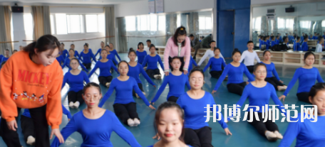 隨著社會(huì)的進(jìn)步，人們的生活得到了全面的改善，開始重視自己子女的教育，對(duì)教育人才的教學(xué)水準(zhǔn)就要求更高，使得很多學(xué)生都想要報(bào)考幼師學(xué)校。如果大家已經(jīng)做出了決定，要上幼師學(xué)校，就一定要盡早去了解學(xué)校信息。你越早了解學(xué)校，你可以選擇的學(xué)校就越多，就越能找到適合你的學(xué)校。幼師工作工作也相對(duì)輕松，不用從事體力勞動(dòng)。現(xiàn)在家長(zhǎng)對(duì)孩子的教育非?？粗?，幼兒園也越來越正規(guī)，都需要幼師幼師從業(yè)資格證。  思南中等職業(yè)學(xué)校辦學(xué)條件 學(xué)校老校區(qū)占地面積120.6畝，新校區(qū)200畝，校園拓展空間大。校內(nèi)布局分為：教學(xué)區(qū)、實(shí)驗(yàn)實(shí)訓(xùn)區(qū)、產(chǎn)教結(jié)合區(qū)、生活區(qū)、行政辦公區(qū)、體育運(yùn)動(dòng)區(qū)、美化綠化區(qū)等。各場(chǎng)所均按標(biāo)準(zhǔn)設(shè)計(jì)規(guī)劃，達(dá)到國(guó)家示范校要求的學(xué)校教學(xué)、實(shí)訓(xùn)、師生學(xué)習(xí)、工作、生活等方面需要的效果。  思南中等職業(yè)學(xué)校目標(biāo)明確 學(xué)校培養(yǎng)目標(biāo)明確，人才“出口”暢通，堅(jiān)持德育為先，技能為重，全面發(fā)展與特長(zhǎng)發(fā)展相結(jié)合。圍繞“自強(qiáng)篤行、厚德精技”的校訓(xùn)，堅(jiān)持“四自”(自信、自強(qiáng)、自律、自愛)、“四會(huì)”(學(xué)會(huì)做人，學(xué)會(huì)做事，學(xué)會(huì)求知，學(xué)會(huì)生活)的教育培養(yǎng)目標(biāo)。  實(shí)行考與教分離，重視學(xué)生職業(yè)技能大賽，以賽促學(xué)，以賽促教;重視教師、學(xué)生下企業(yè)參與一線生產(chǎn)實(shí)踐，重視創(chuàng)建“校企聯(lián)動(dòng)”、“工學(xué)結(jié)合”、“教學(xué)做一體”的人才培養(yǎng)模式，畢業(yè)生就業(yè)并能與企業(yè)接軌，與農(nóng)戶融合，人才培養(yǎng)質(zhì)量顯著提高。  銅仁碧江中等職業(yè)學(xué)校簡(jiǎn)介 銅仁市碧江區(qū)中等職業(yè)學(xué)校創(chuàng)辦于1989年，是一所隸屬于碧江區(qū)人民政府的貴州省示范性中等職業(yè)學(xué)校。學(xué)校規(guī)劃占地面積420畝，規(guī)劃建筑面積13萬(wàn)余平方米，總投資約5.8億元。教學(xué)區(qū)、生活區(qū)、運(yùn)動(dòng)區(qū)、綠化區(qū)布局合理，功能設(shè)施完善，環(huán)境優(yōu)美，地處銅仁市川硐教育園區(qū)桃園大道北側(cè)，毗鄰銅仁幼專、貴州健康職業(yè)學(xué)院，有著豐富的文化資源和育人氛圍。  學(xué)校自2013年搬遷至川硐教育園區(qū)以來，領(lǐng)導(dǎo)班子帶領(lǐng)廣大教師銳意進(jìn)取，和諧奮進(jìn)，確立了“發(fā)展教師、成就學(xué)生、服務(wù)社會(huì)”的辦學(xué)理念，圍繞“辦出特色、形成風(fēng)格、爭(zhēng)創(chuàng)一流”的辦學(xué)目標(biāo)，形成了“醫(yī)護(hù)為主、產(chǎn)教結(jié)合、校企合作”的辦學(xué)特色。  現(xiàn)在整體新生人口的增量將直接體現(xiàn)在幼兒園在園人數(shù)的增加，我國(guó)當(dāng)前幼師行業(yè)的需求還是很大的，遠(yuǎn)遠(yuǎn)不足國(guó)家的計(jì)劃，所以從事幼師行業(yè)前景是很好的。幼兒園、教育機(jī)構(gòu)、培訓(xùn)機(jī)構(gòu)、藝體教育行業(yè)等相關(guān)行業(yè)都需要大量新型教育人才，學(xué)生選擇了教育行業(yè)正好符合當(dāng)今的教育的需求，所以對(duì)同學(xué)們來講就業(yè)前景是非常具有潛力化的。